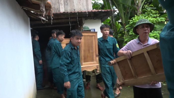  Lực lượng chức năng hỗ trợ người dân di dời tài sản đến nơi an toàn 