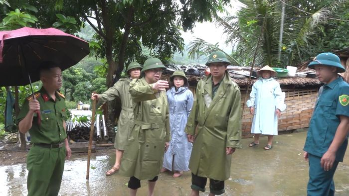  Lãnh đạo xã Quan Sơn trực tiếp kiểm tra, chỉ đạo các lực lượng giúp dân sơ tán người, di dời tài sản đến nơi an toàn 