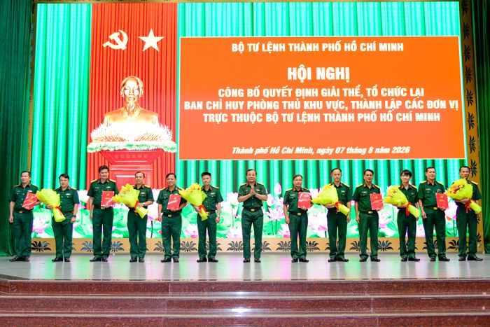 Thiếu tướng Vũ Văn Điền trao quyết định giải thể các Ban Chỉ huy PTKV. Ảnh: HỮU TÂN