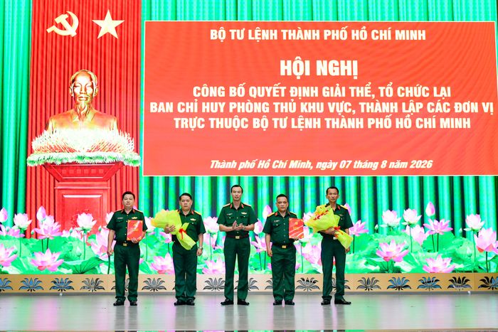 Thiếu tướng Phạm Như Quân, Phó Chính ủy Bộ Tư lệnh TPHCM trao quyết định cho Trung đoàn Bộ binh 38 và Trung đoàn Hỗn hợp 39. Ảnh: HỮU TÂN
