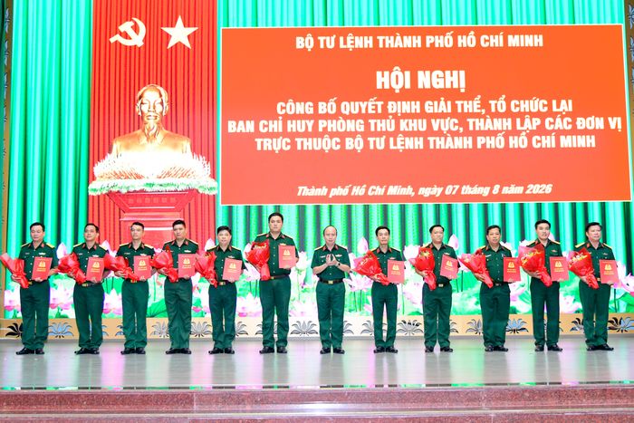 Đại tá Nguyễn Đình Chuẩn, Phó Chính ủy Bộ Tư lệnh TPHCM trao quyết định điều động, bổ nhiệm cho cán bộ. Ảnh: HỮU TÂN