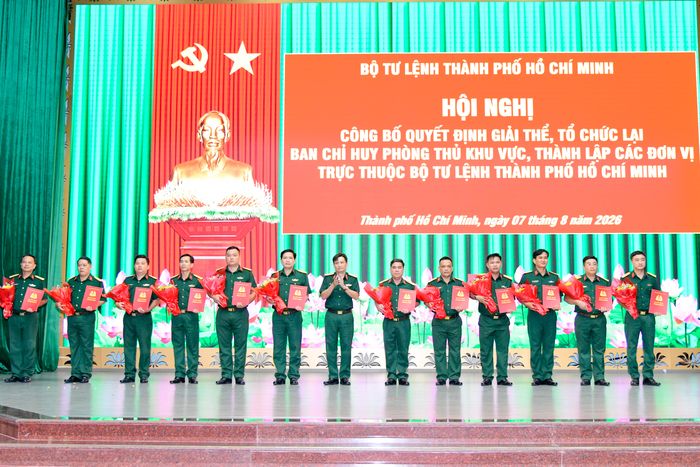 Thiếu tướng Phan Quốc Việt, Phó Tư lệnh - Tham mưu trưởng Bộ Tư lệnh TPHCM trao quyết định điều động, bổ nhiệm cho cán bộ. Ảnh: HỮU TÂN