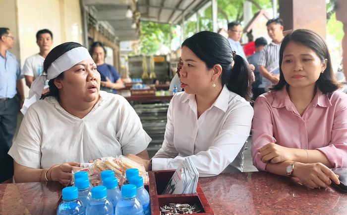 Đồng chí Nguyễn Thị Ngọc Xuân trao hỗ trợ gia đình 50 triệu đồng. Ảnh: NGUYỄN TÂN 