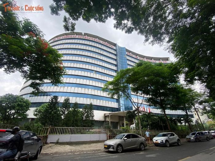Dự án do Tập đoàn Keystone Invest làm chủ đầu tư, được Bộ Kế hoạch và Đầu tư cấp giấy phép từ năm 1997 với tổng vốn đầu tư 50 triệu USD (tương đương hơn 1.100 tỷ đồng). Quy mô thiết kế gồm 300 giường bệnh, tổng diện tích sàn xây dựng 27.000m² trên diện tích đất gần 1ha.