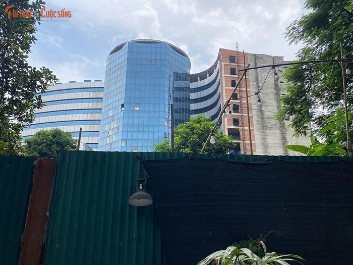 Không chỉ gây lãng phí nguồn tài nguyên đất đai quý giá giữa trung tâm Thủ đô, công trình hoang phế này còn ảnh hưởng lớn đến mỹ quan đô thị và môi trường sống của người dân xung quanh.