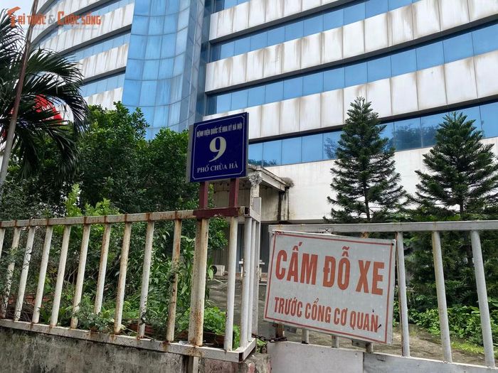 Tuy nhiên, sau hơn hai thập kỷ kể từ ngày được cấp phép, dự án triệu đô này vẫn chìm trong hoang hóa, nhếch nhác và xuống cấp nghiêm trọng.