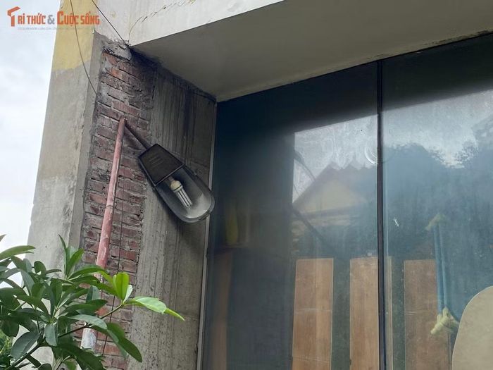 Nhiều bóng đèn, trụ điện gãy đổ, không được thay thế sửa chữa.