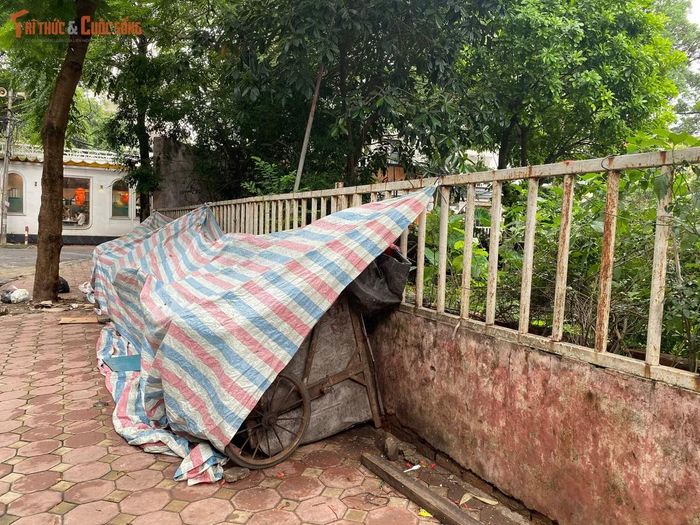 Chân tường rào bao quanh bệnh viện nhiều chỗ trở thành nơi tập kết rác thải tự phát, bốc mùi hôi thối.
