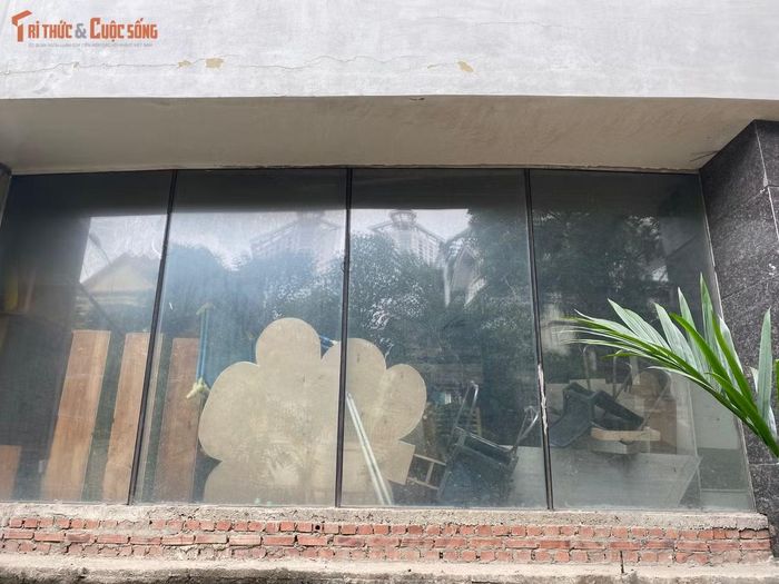 Bên trong các tầng nhà, hàng loạt vật liệu xây dựng dở dang, giàn giáo, đường ống nước, dây điện vứt lăn lóc, ngổn ngang. Ghế bàn cũng như nhiều trang thiết bị khác chất thành đống.