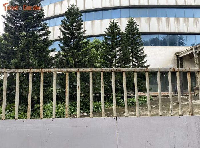 Theo ghi nhận của phóng viên, cổng vào công trình bị khóa chặt, ngắt kết nối hoàn toàn với các hoạt động bên ngoài.
