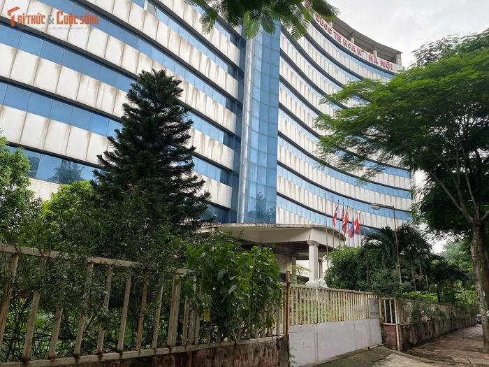 Khối bê tông xám xịt nằm lọt xọt giữa khu vực phát triển năng động bậc nhất phường Nghĩa Đô.