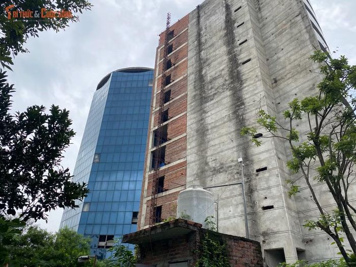 Các dầm bê tông và cốt thép lộ thiên bị oxy hóa nghiêm trọng sau hơn 20 năm phơi sương phơi nắng.