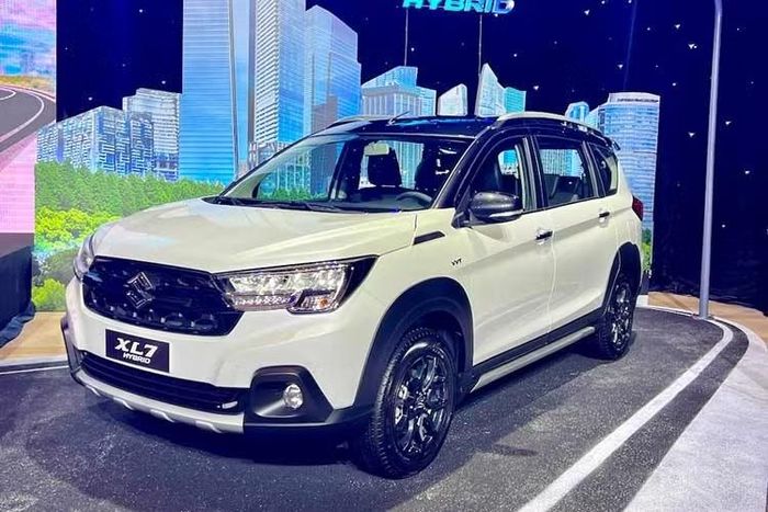 XL7 Hybrid (VIN 2026) được ưu đãi mức phí trước bạ tương tự, nhưng kèm theo gói bảo dưỡng xe 3,5 năm và gói bảo hiểm vật chất 1 năm, với giá trị 75 triệu đồng.