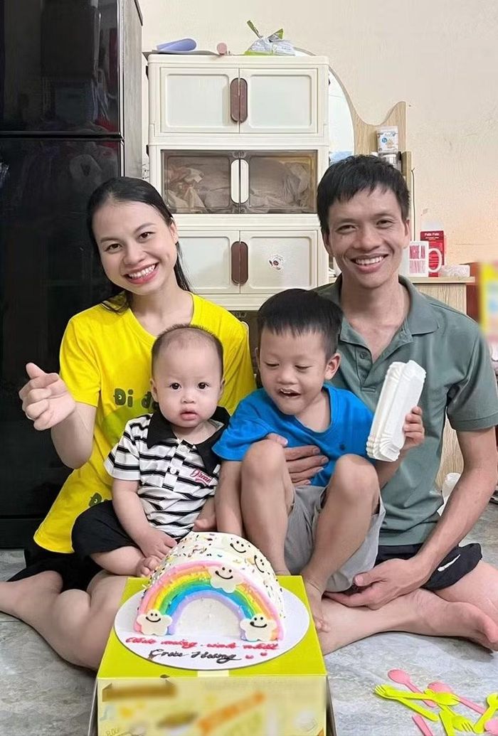 Gia đình bốn người của anh Đoàn Ngọc Bảo và chị Nguyễn Thị Lệ Thu hiện sống trong căn phòng trọ nhỏ tại Hà Nội, cùng vun đắp tổ ấm từ những điều giản dị. Ảnh: Tiền Phong.