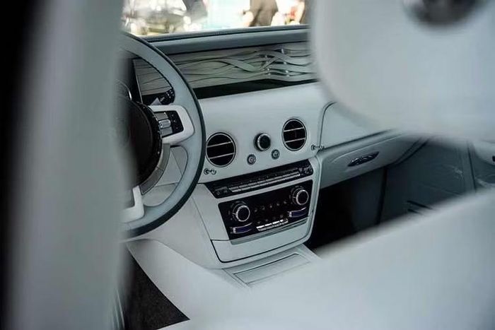 Bên dưới lớp vỏ mang tính sưu tầm, mẫu xe vẫn giữ cấu hình vận hành quen thuộc của dòng Phantom. Xe được trang bị máy 6.75L V12 tăng áp kép, tạo ra công suất khoảng 571 mã lực và mô-men xoắn tối đa 900 Nm. Sức mạnh được truyền qua hộp số tự động tám cấp.