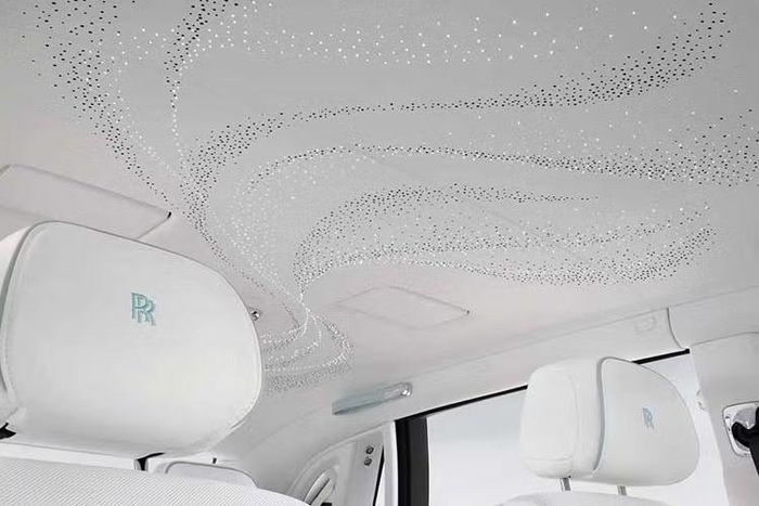 Dưới nắp ca-pô, mẫu xe siêu sang Rolls-Royce Phantom Scintilla vẫn sử dụng động cơ V12 tăng áp kép dung tích 6,75 lít, sản sinh khoảng 571 mã lực và mô-men xoắn cực đại 900 Nm, kết hợp hộp số tự động 8 cấp.