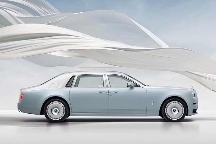 Đáng chú ý hơn, chiếc xe trong ảnh không phải một phiên bản Rolls-Royce Phantom thông thường mà có nhiều đặc điểm trùng khớp với một sản phẩm cực hiếm của hãng xe Anh quốc. Từ lớp sơn ngoại thất, thiết kế cho đến nền của bức ảnh, mẫu xe được Mai Phương Thúy đăng tải có nhiều đặc điểm tương đồng với Rolls-Royce Phantom Scintilla Private Collection.