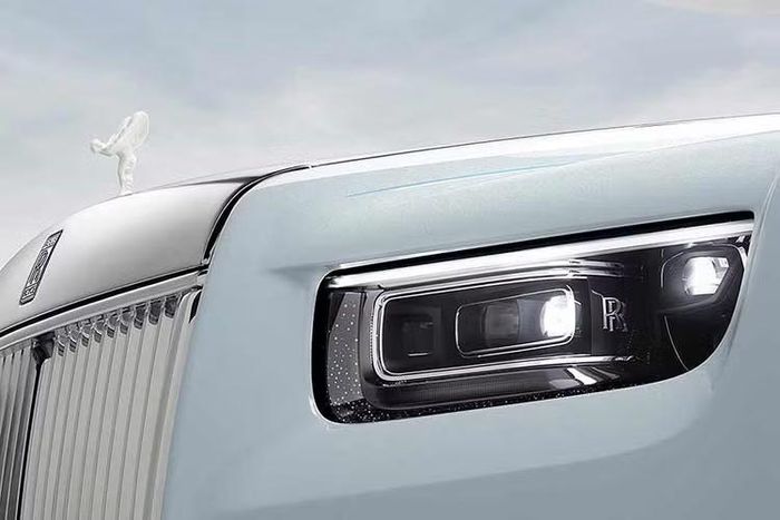 Phần thân xe sử dụng cách phối hai màu tương phản. Andalusian White bao phủ khu vực nóc và phần thân phía trên, trong khi nửa dưới được hoàn thiện bằng sắc Thracian Blue. Đáng chú ý, tượng Spirit of Ecstasy trên Scintilla không được làm từ thép không gỉ theo cách quen thuộc. Thay vào đó, Rolls-Royce sử dụng chất liệu gốm và xử lý bề mặt để gợi liên tưởng đến đá cẩm thạch Parian.