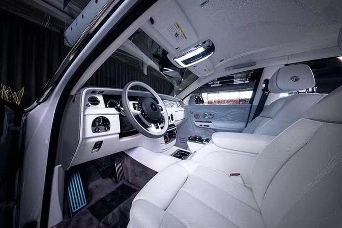 Bên trong xe là một không gian được hoàn thiện với mức độ tinh xảo hiếm thấy, thuộc nhóm những khoang cabin công phu nhất trong lịch sử Rolls-Royce. Để tạo nên khoang nội thất này, đội ngũ chế tác đã phối hợp vải dệt chéo twill với da tuyển chọn, đồng thời phát triển các đường trang trí sang trọng. Khu vực hàng ghế và các tấm ốp cửa phía sau được phủ tổng cộng 869.500 mũi thêu.