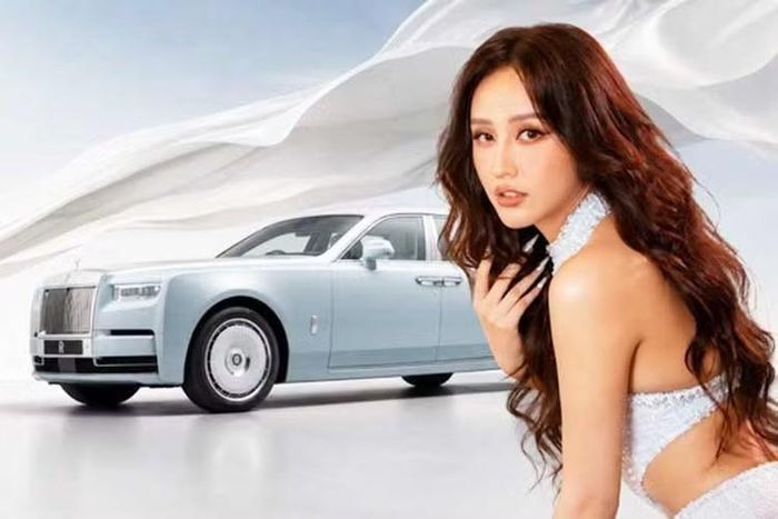 Ngày 5/8 vừa qua, trên trang cá nhân, Hoa hậu Mai Phương Thúy đã đăng tải dòng trạng thái "Forever an August baby…", tạm dịch là "Mãi là cô gái của tháng 8". Bên cạnh đó là hình ảnh một chiếc xe siêu sang Rolls-Royce Phantom có ngoại thất xanh nhạt, kết hợp phần mui màu trắng.