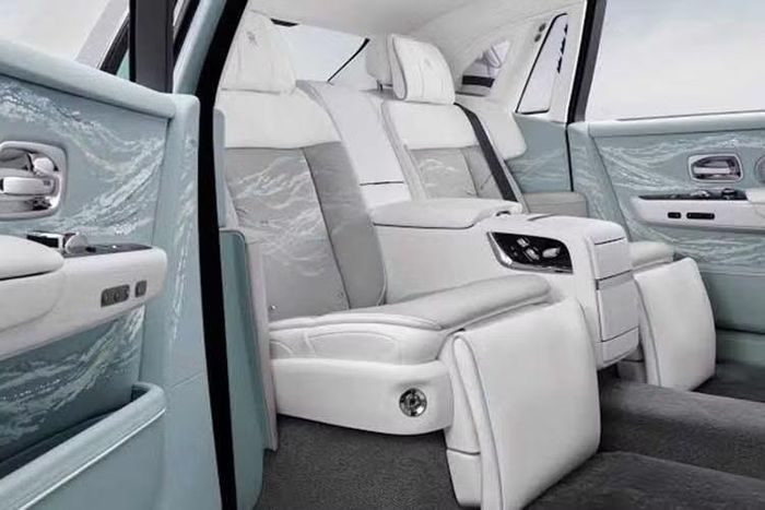 Dù hãng xe siêu sang Rolls-Royce không công bố giá bán chính thức, nhiều nguồn tin quốc tế ước tính mỗi chiếc có giá khoảng 2,6 triệu USD (tương đương khoảng gần 68 tỷ đồng theo tỷ giá hiện nay).