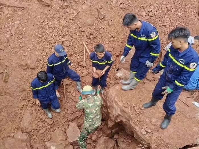 Lực lượng chức năng điều động phương tiện, cùng cán bộ, chiến sĩ đến hiện trường hỗ trợ người dân di chuyển tài sản đến nơi an toàn, đồng thời triển khai các biện pháp khắc phục hậu quả ban đầu. Ảnh: Tiền Phong. 