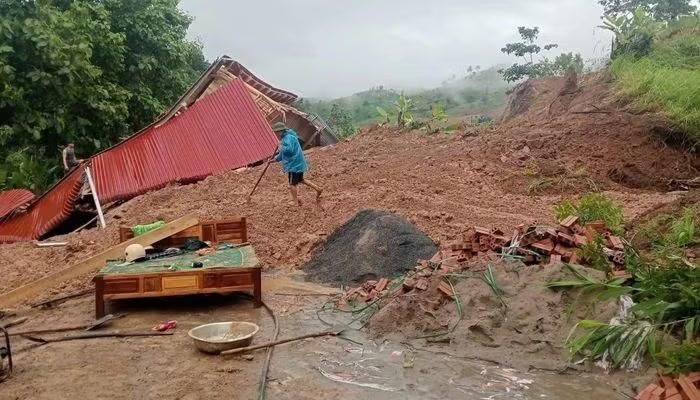 Mưa lớn kéo dài nhiều ngày tại Sơn La gây sạt lở, ngập úng, làm nhiều nhà dân bị ảnh hưởng. Ảnh xã Mường Sại. Ảnh: Công Lý. 