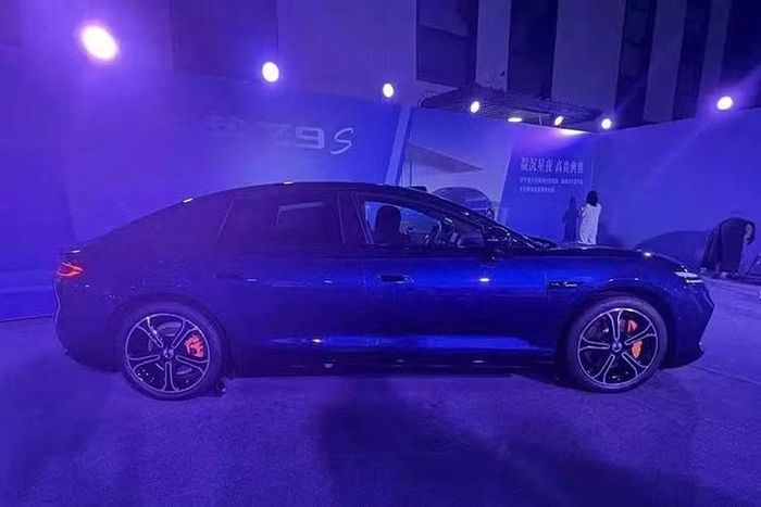 Trên nóc xe được trang bị cảm biến LiDAR phục vụ các tính năng hỗ trợ lái nâng cao. Xe cũng có ngăn chứa đồ phía trước với dung tích 120 lít. Nhìn từ bên sườn, Denza Z9S sở hữu kiểu dáng coupe thể thao với viền kính tối màu và tay nắm cửa thiết kế mới.