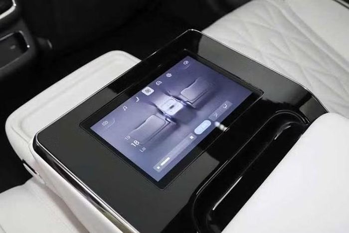 Chưa hết, xe còn được trang bị tấm gắn từ tính phía trước ghế phụ, cho phép người dùng gắn máy tính bảng, tai nghe hoặc vật trang trí. Hành khách phía sau có màn hình 7 inch tích hợp trên bệ tỳ tay để chỉnh điều hòa, rèm che nắng và đèn viền nội thất.