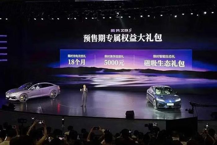 BYD mới đây đã thông báo mở bán trước mẫu sedan thuần điện cỡ lớn Denza Z9S 2026 vào ngày 3/8/2026 vừa qua ở thị trường Trung Quốc. Xe được phân phối với 3 phiên bản và có giá mở bán từ 319.800-389.800 Nhân dân tệ (tương đương khoảng 1,12-1,36 tỷ đồng).