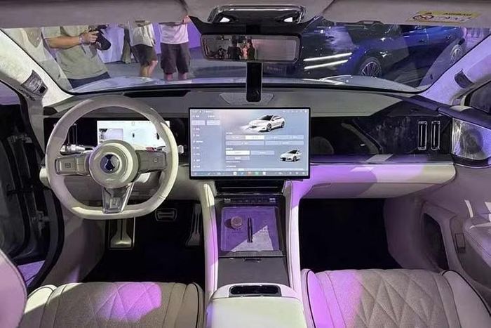 Bên trong, Denza Z9S sở hữu khoang lái tạo cảm giác ôm trọn bao quanh hành khách. Nội thất có 3 tùy chọn màu gồm tím Cloud Smoke Purple, trắng Frost Porcelain White và đỏ Flame Red. Nội thất sử dụng nhiều vật liệu cao cấp như ghế bọc da Nappa, trần Alcantara toàn phần và ốp loa bằng kim loại phay xước.