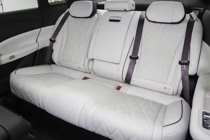 Trong đó, bản RWD dùng 1 mô-tơ điện với công suất tối đa 370 kW (496 mã lực). Phiên bản AWD được trang bị 3 mô-tơ, cho tổng công suất 890 kW (1.194 mã lực), và khả năng tăng tốc từ 0-100 km/h trong 2,68 giây.