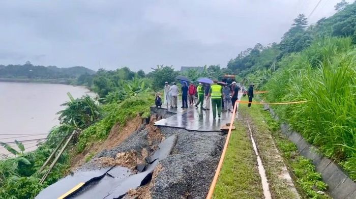 Công an xã Bảo Hà và Đội Cảnh sát giao thông đường bộ số 2 Phòng Cảnh sát giao thông Công an tỉnh Lào Cai chốt chặn 2 đầu, phân luồng giao thông, bảo đảm an toàn cho người và phương tiện. (Ảnh: CA Lào Cai).