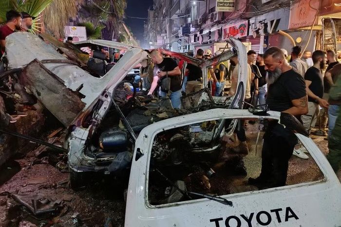Các nhân viên an ninh Syria kiểm tra các phương tiện bị hư hại tại hiện trường vụ nổ ở vùng ngoại ô Jaramana, nơi sinh sống của đông đảo người Druze, ở Damascus, Syria, ngày 6/8/2026. Ảnh: AP/Abdulrahman Shaheen.