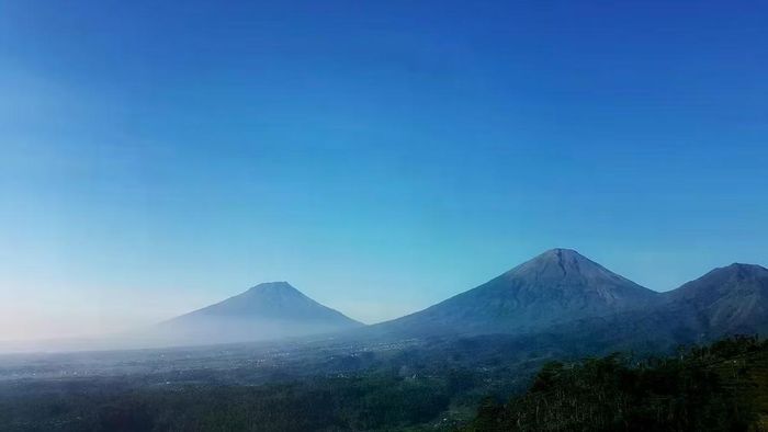 Khi quan sát từ mặt đất, Mount Sundoro và Mount Sumbing vẫn sở hữu đường nét gần như giống hệt nhau, khiến chúng được mệnh danh là cặp núi lửa "song sinh".