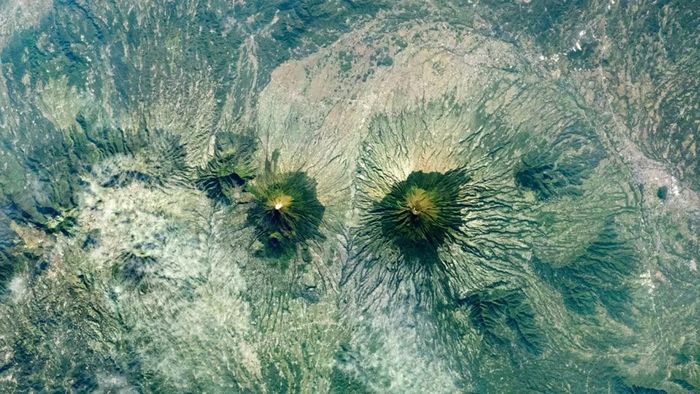 Bức ảnh chụp từ Trạm Vũ trụ Quốc tế (ISS) cho thấy hai ngọn núi lửa Mount Sundoro (trái) và Mount Sumbing (phải) với hình dáng đối xứng hiếm thấy trên đảo Java, Indonesia.