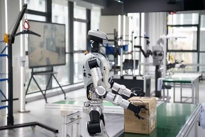 Các trung tâm đào tạo robot tại Bắc Kinh đang thu thập dữ liệu thực tế để cải thiện khả năng vận động và xử lý tình huống của robot hình người. (Ảnh: (Xinhua/Zhang Duan)