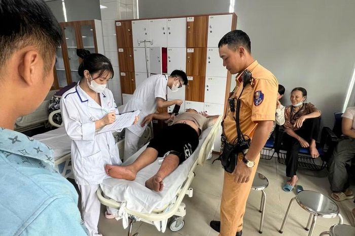 Bệnh nhân được các bác sĩ thăm khám kịp thời. (Ảnh: CA Hà Nội).