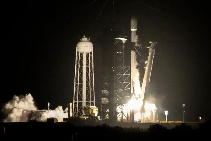 Tên lửa SpaceX Falcon 9 cất cánh từ bệ phóng 39A tại Trung tâm Vũ trụ Kennedy ở Cape Canaveral, Florida, Mỹ, ngày 15/1/2025. Ảnh: AP/John Raoux.