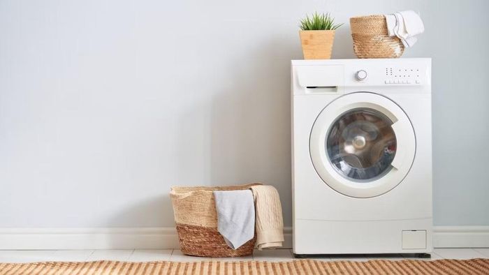 Máy giặt cửa trước sử dụng lồng giặt quay ngang, giúp giảm lượng nước tiêu thụ và hạn chế ma sát lên quần áo.