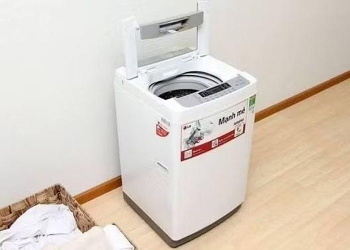 Máy giặt cửa trên có giá thành dễ tiếp cận hơn nhưng thường tiêu thụ nhiều nước hơn trong mỗi chu trình giặt.