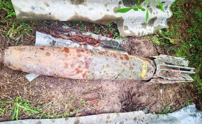 Quả bom được phát hiện tại trang trại người dân. Ảnh: Văn Đức