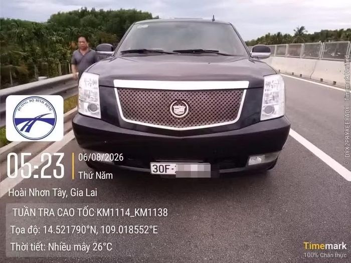 Ô tô thủng lốp do cán phải mảnh sắt trên cao tốc qua địa bàn Hoài Nhơn Tây. Ảnh: ĐVCC