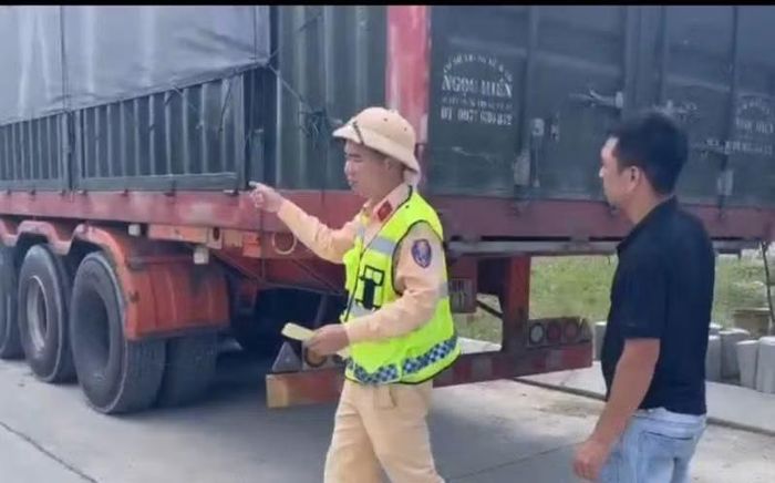 Lực lượng CSGT niêm phong xe đầu kéo gây rơi vãi mảnh sắt trên cao tốc. Ảnh ĐVCC