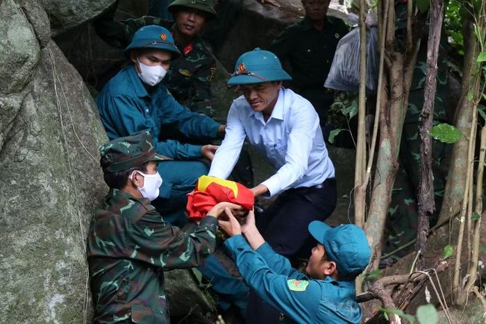 Địa hình dốc đứng, hiểm trở khiến việc đưa hài cốt liệt sĩ ra khỏi khu vực hang đá gặp nhiều khó khăn. (Ảnh: Thế Hùng)