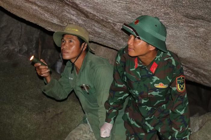 Ông Trương Công Bá dẫn đường, hỗ trợ Đội K51 tìm kiếm tại khu vực hang đá núi Cư Jú. (Ảnh: Thế Hùng)