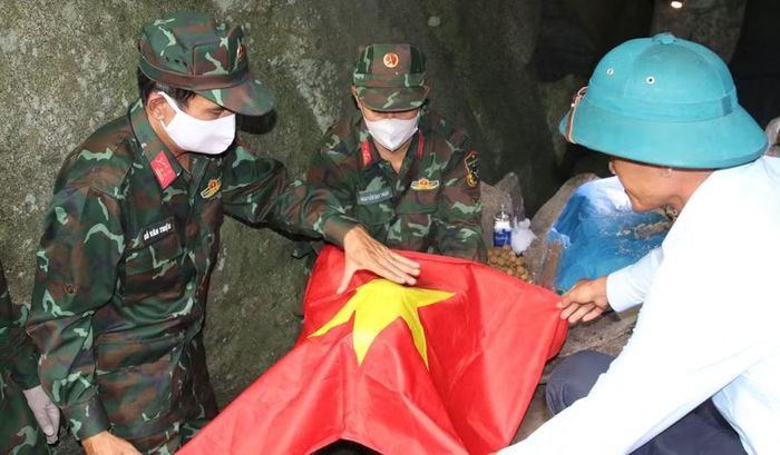 Đưa hài cốt liệt sĩ trở về với đất mẹ (Ảnh: Thế Hùng)