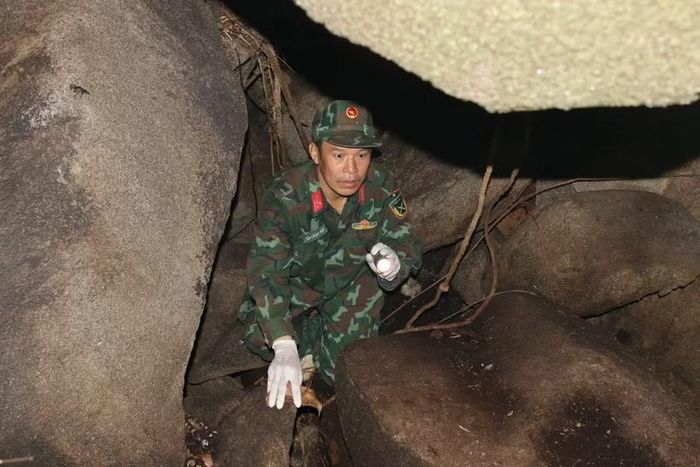 "Đường vào hang đá gập ghềnh, hiểm trở, song đó vẫn chưa thể nói hết những gian khổ mà các thế hệ cha ông đã trải qua để bảo vệ Tổ quốc", Thiếu tá Nguyễn Duy Thuận.