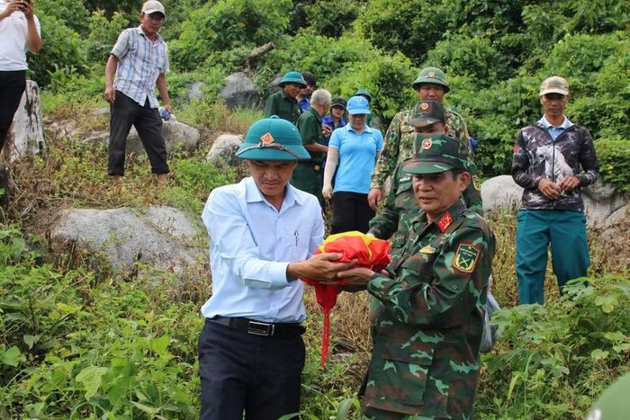 Đại tá Đỗ Văn Thiệu cùng ông Nguyễn Minh Nghiệp - Phó Chủ tịch UBND xã Cư Pui, đưa hài cốt liệt sĩ về nơi an táng. (Ảnh: Thế Hùng)