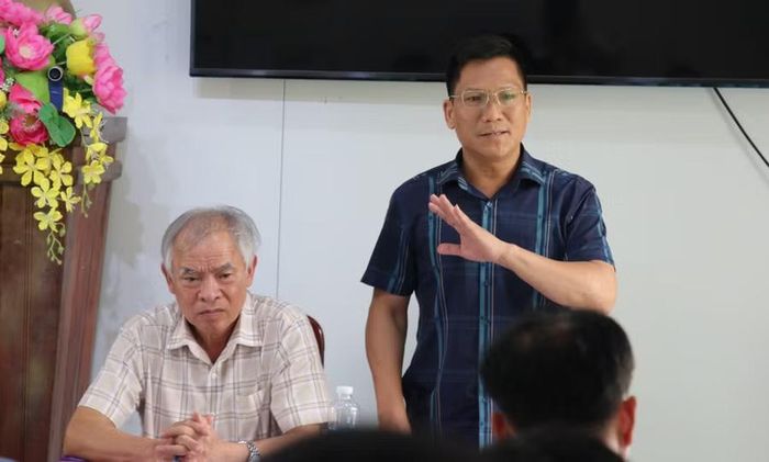 Lãnh đạo Sở Xây dựng cùng chủ đầu tư kiểm tra tiến độ thi công, động viên các lực lượng trên công trường. (Ảnh: Thế Hùng)
